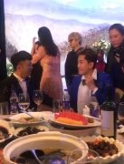 毛寧現身好友婚禮現場 48歲仍帥氣依舊(