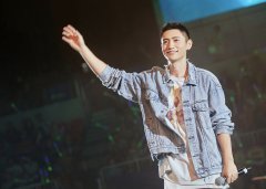 魏晨寸頭新造型現身山東 唱跳全能引爆全場