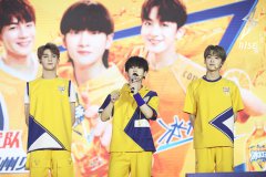 R1SE周震南何洛洛夏之光亮相品牌見面會